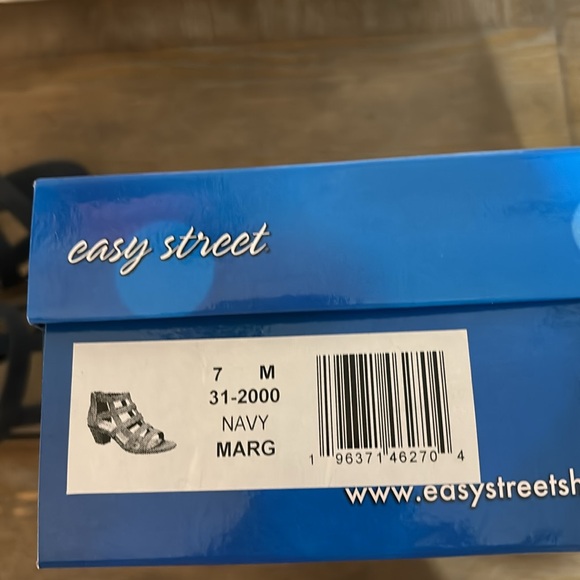 Easy Street women’s navy suede look shoes. Zips up the back. Size 7M - Picture 7 of 7